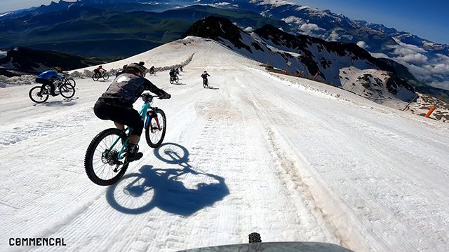 雪原や林の中を自転車に乗って猛スピードで下るレースで撮影された一人称視点の動画の臨場感がすごい [Megavalanche]